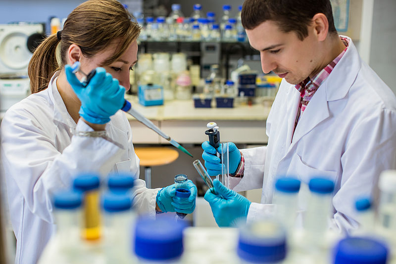 Zwei junge Menschen in einem naturwissenschaftlichen Labor
