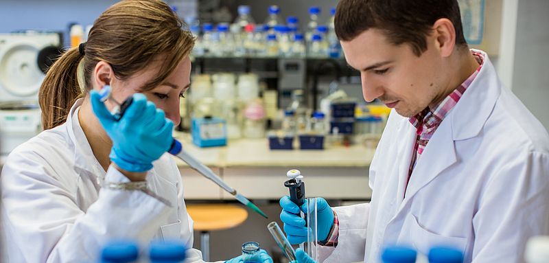 Zwei junge Menschen in einem naturwissenschaftlichen Labor